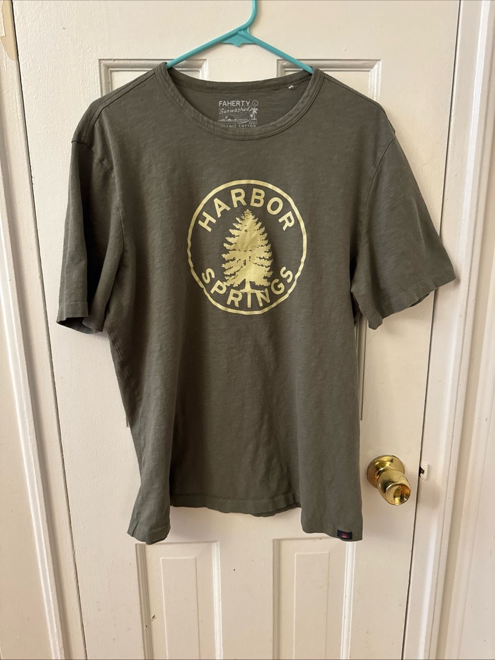 Faherty Men’s SS Sunwashed Graphic Tee, Light Pine, Large, Harbor Springs